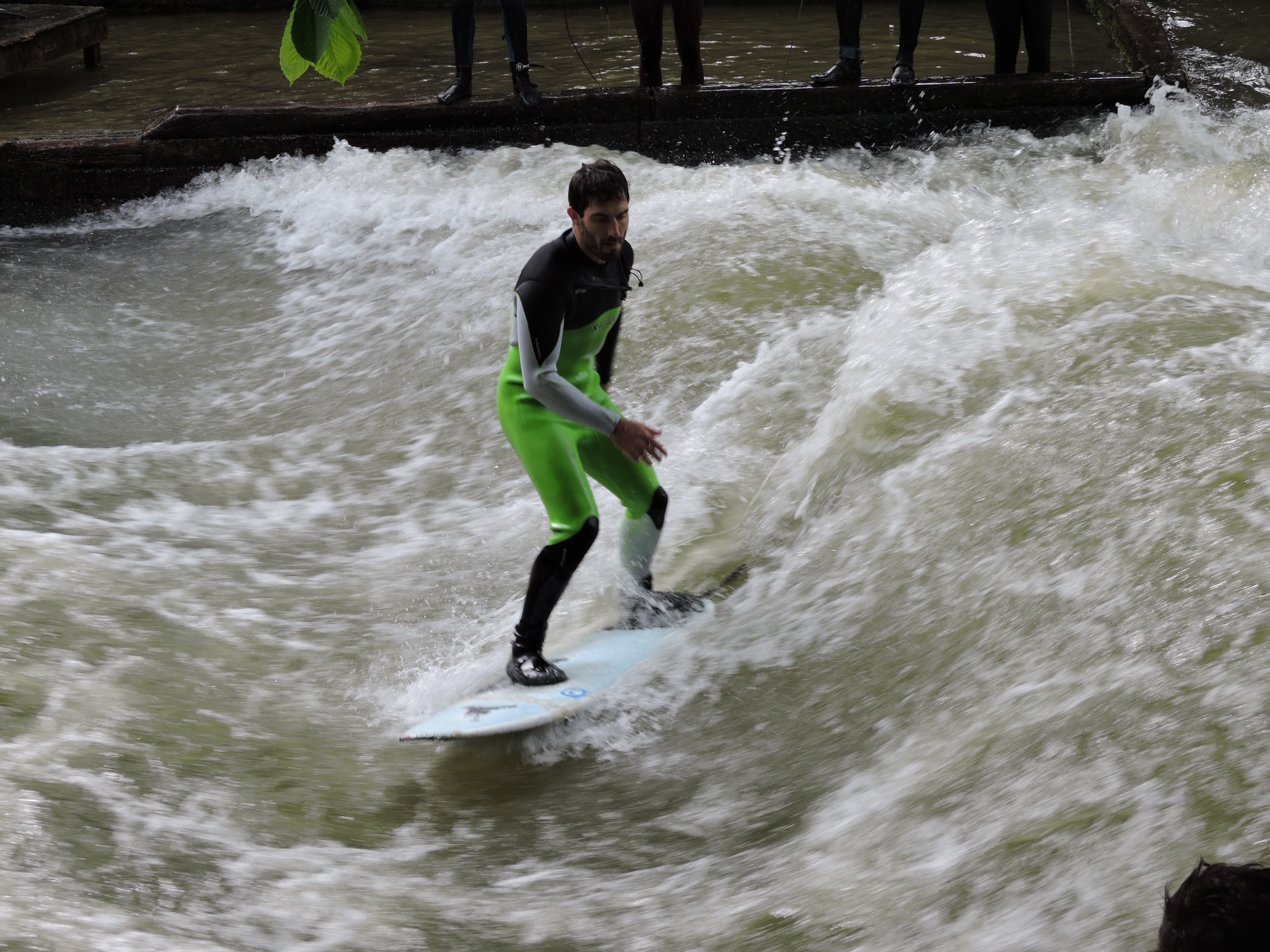 Surfer auf dem Eisbach