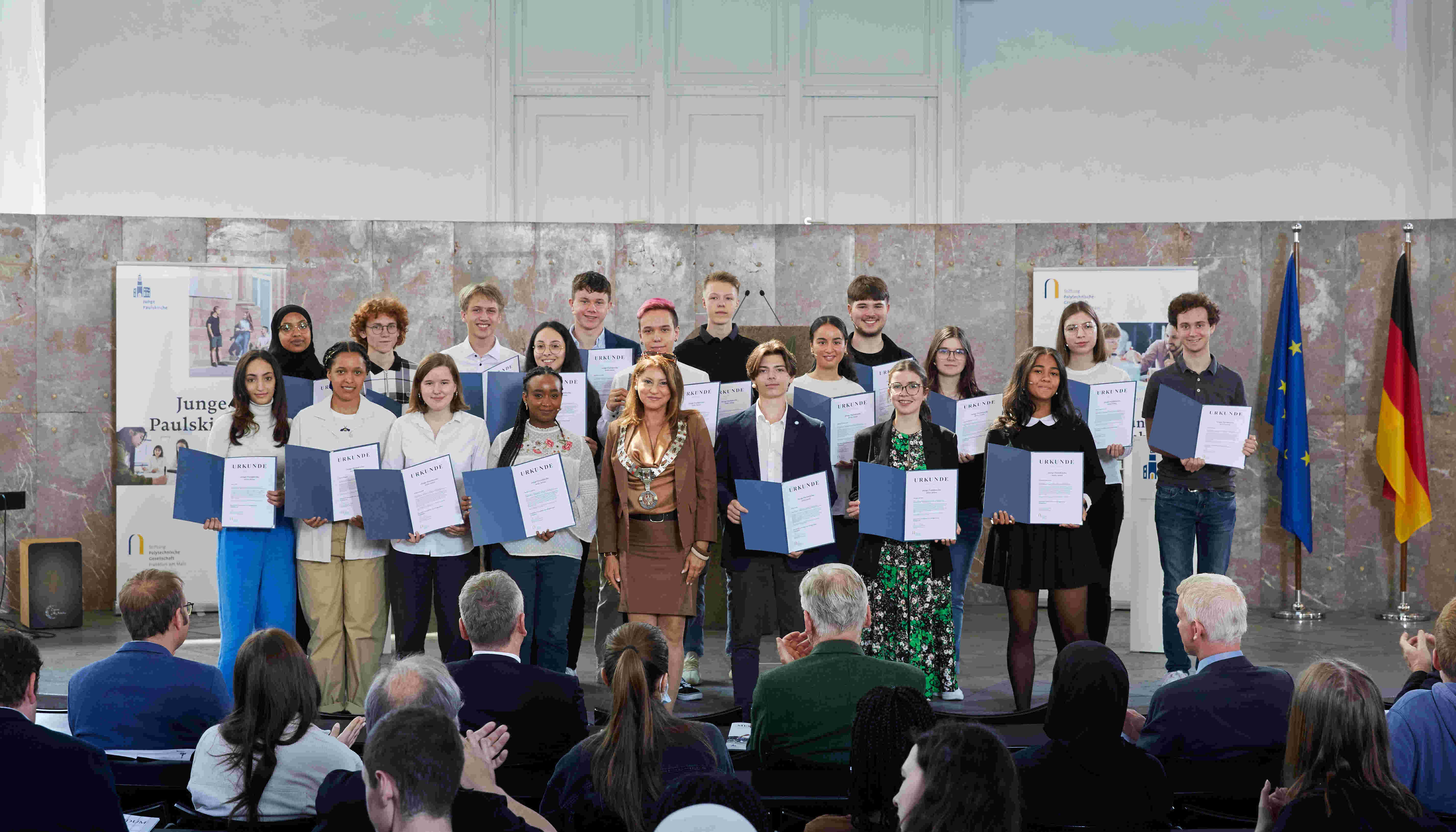 Gruppenbild mit Bürgermeisterin und Urkunden