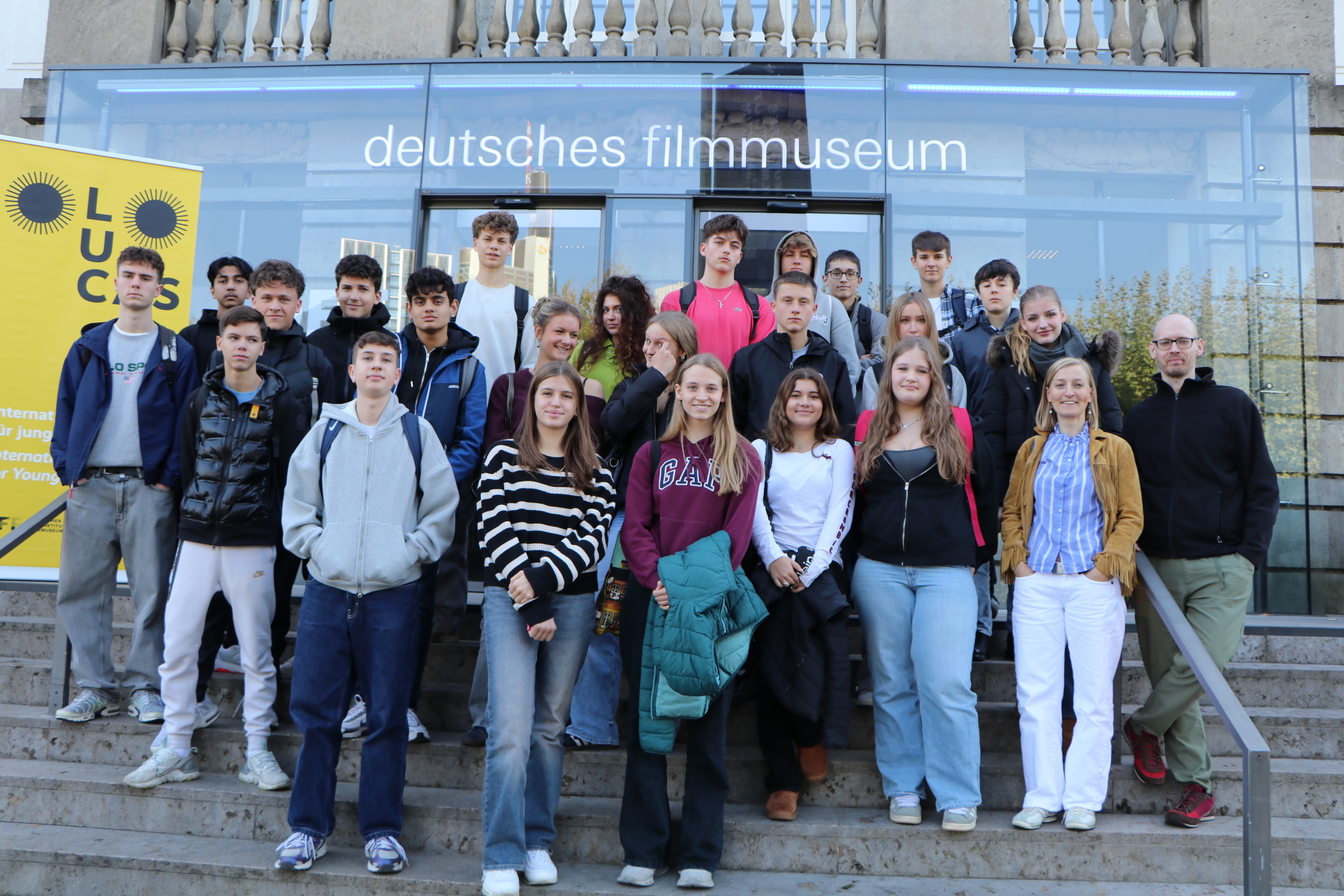 Gruppenfoto vor dem DFF