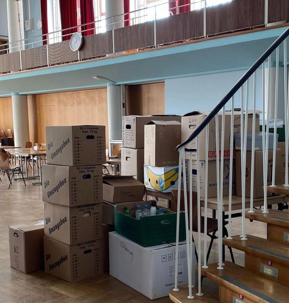 Die Aula als Sammelort für Sachspenden
